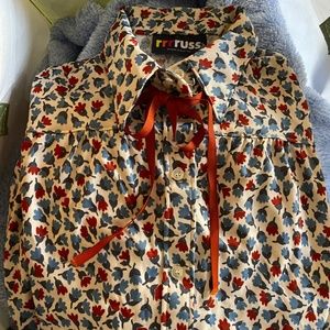 Vintage women’s button down shirt size m in like new condition